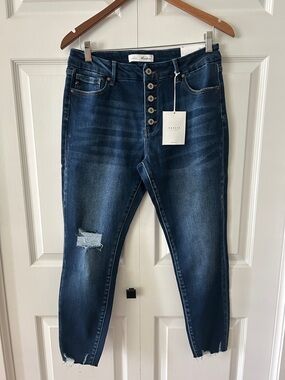 NWT KanCan Curvey Destroyed Button Fly Skinny Jeans Sz 31